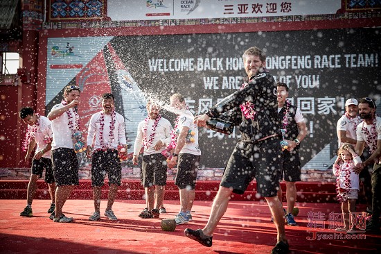 沃尔沃环球帆船赛东风队庆祝第三赛段夺冠
