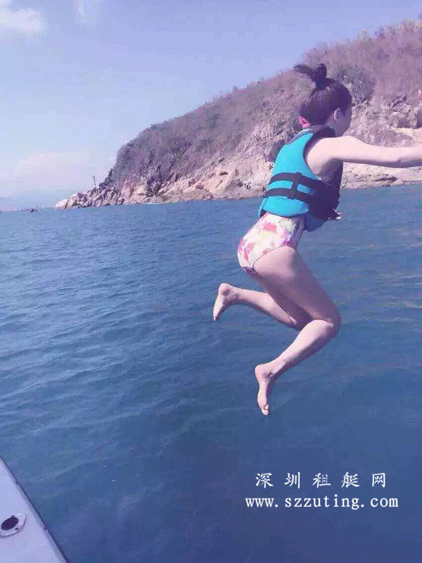 游艇跳海