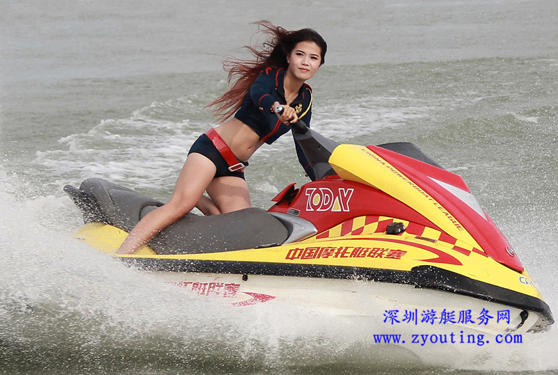 美女玩摩托艇