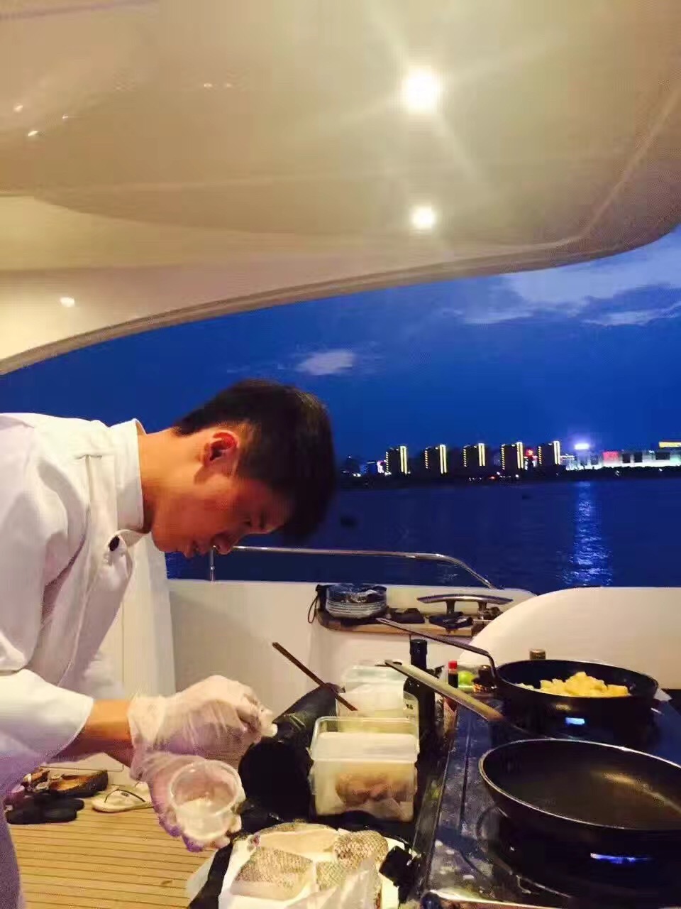 游艇海鲜刺生、烧烤