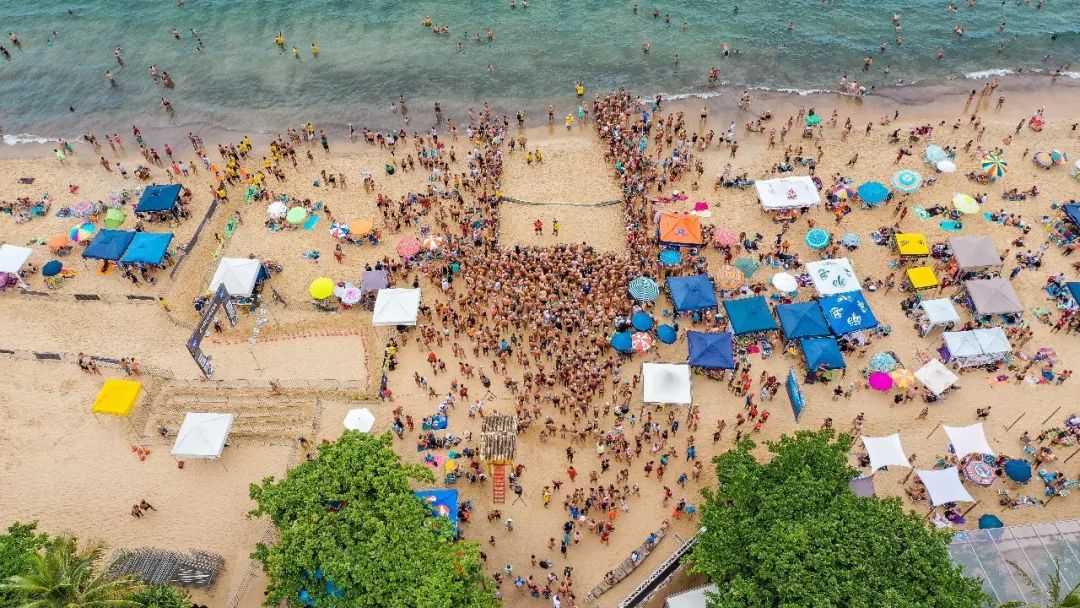 沙滩人海
