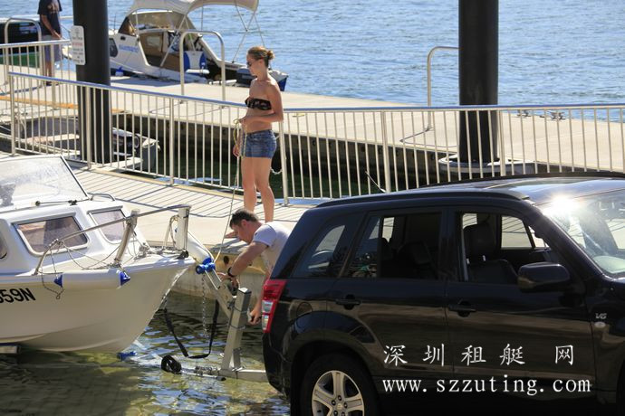 游艇链接拖车