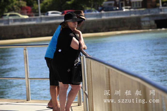 游艇码头的人们