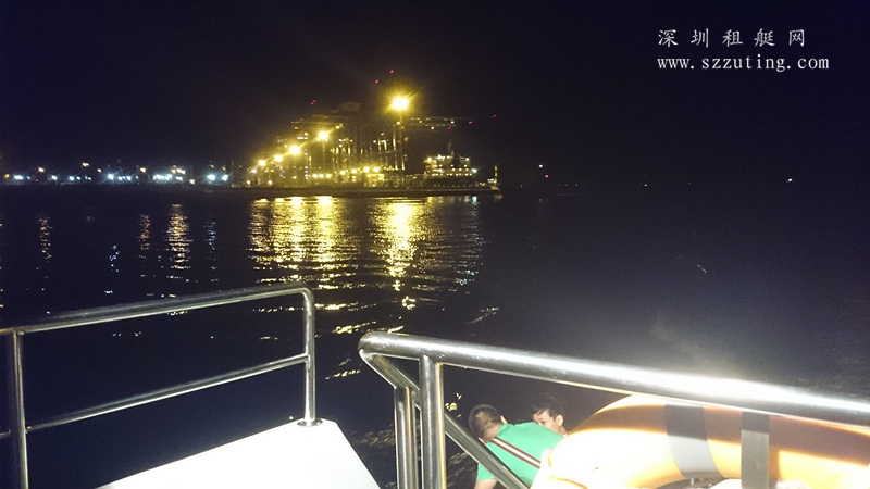夜幕中的游轮