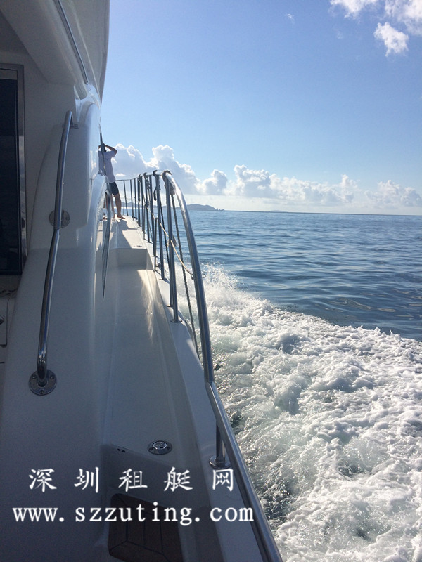 游艇船舷