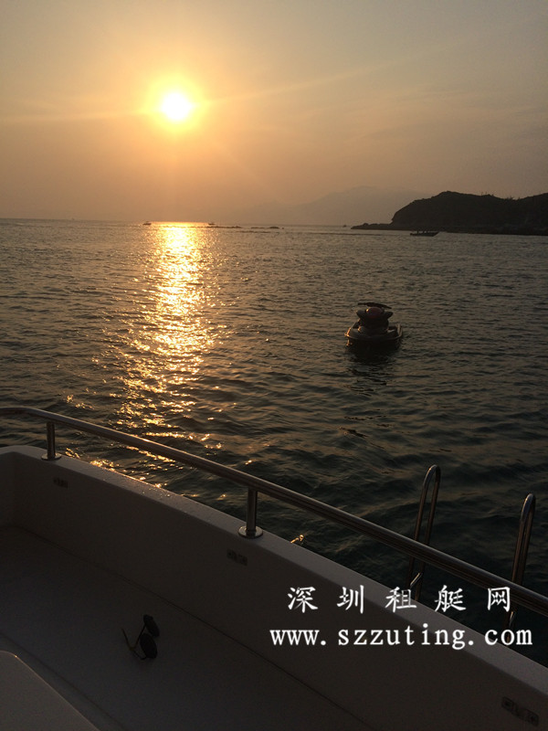 游艇夕阳