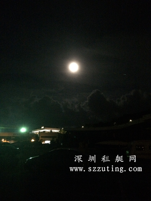 夜晚的游艇码头