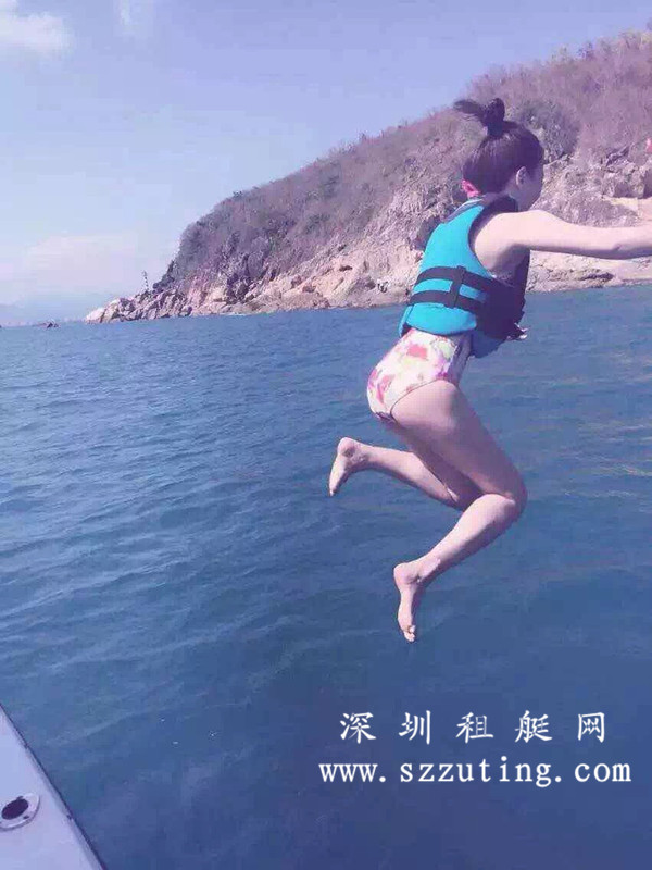 游艇跳水