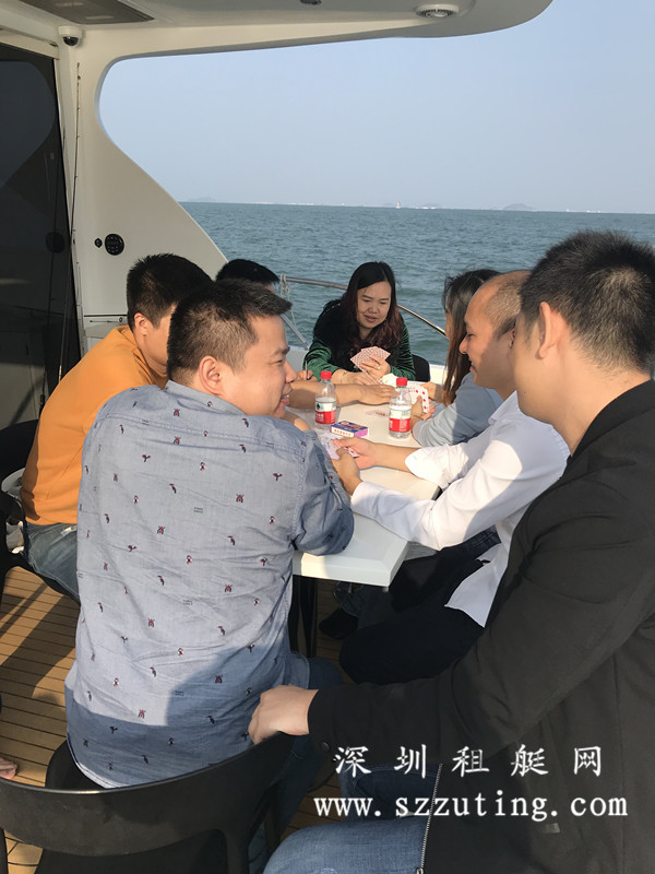 游艇上打牌娱乐