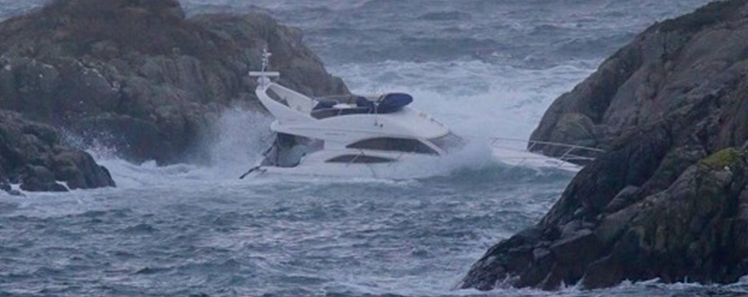 14米游艇被巨浪冲下运输船 撞岩沉没